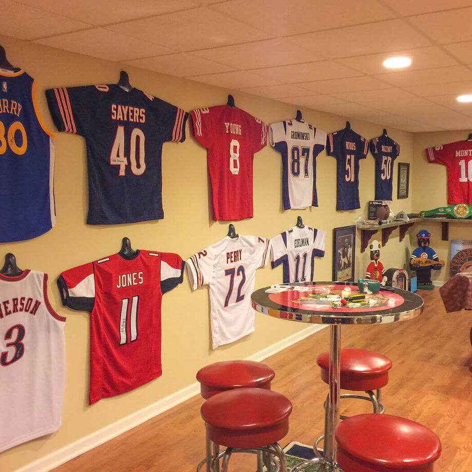Sports unit. Джерси на стене. Как повесить футболки на стену в комнату футболиста фото.